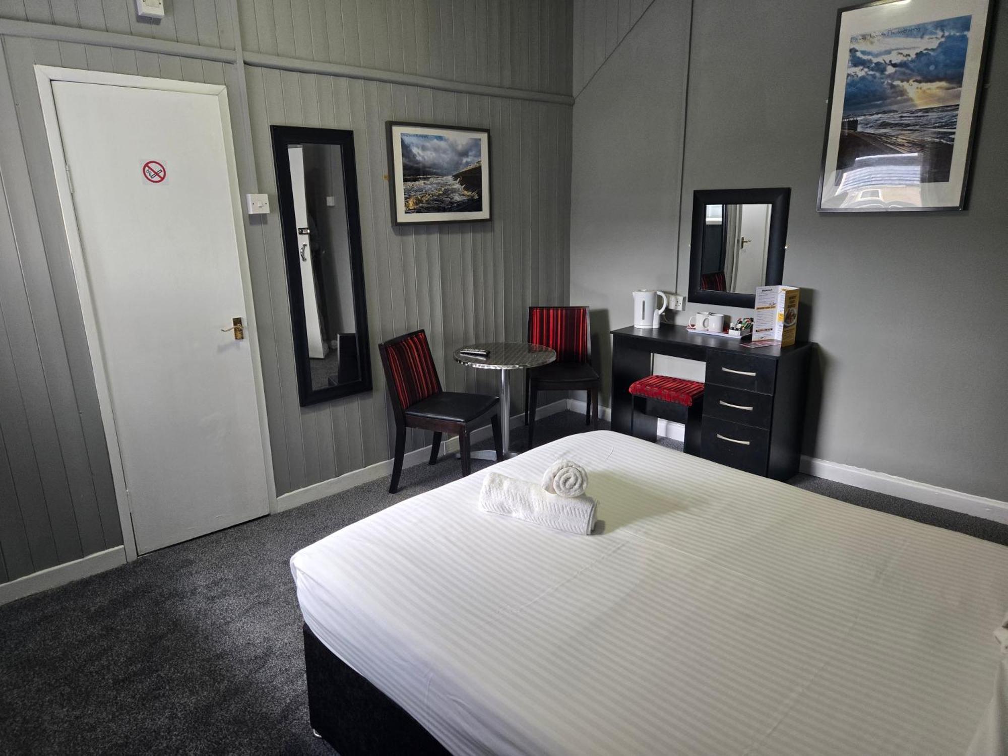 Peek-A-Booze - Budget Hotel - Adults Only Blackpool Exteriör bild