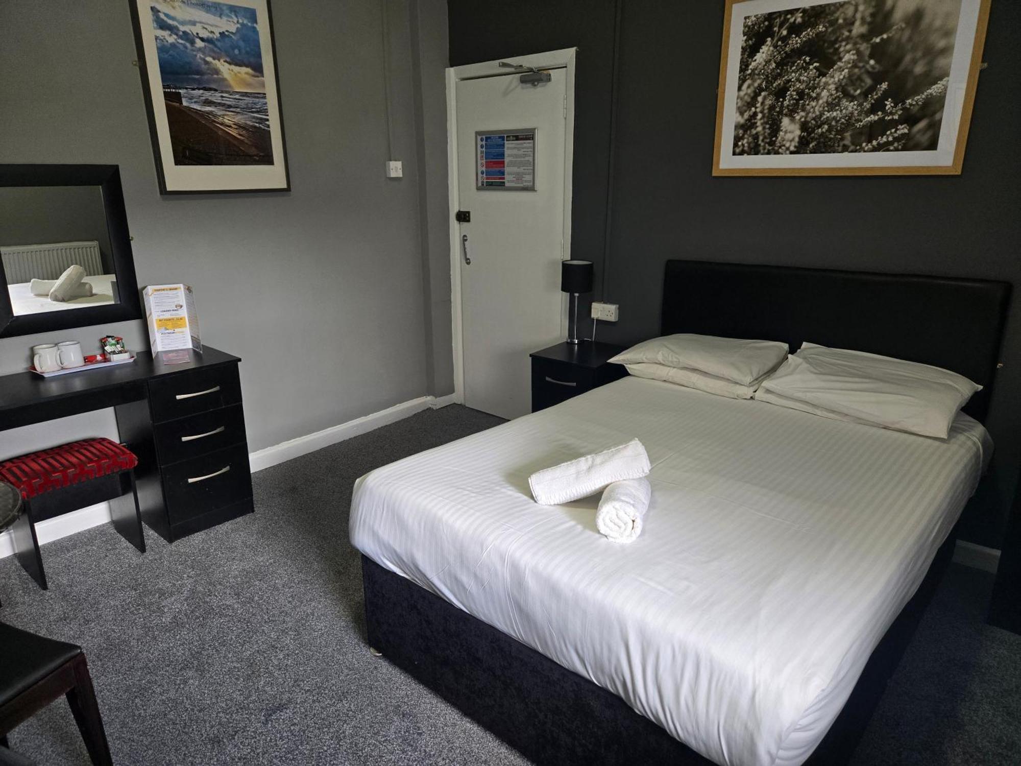 Peek-A-Booze - Budget Hotel - Adults Only Blackpool Exteriör bild