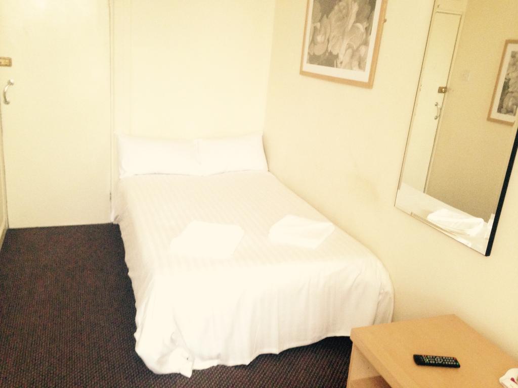 Peek-A-Booze - Budget Hotel - Adults Only Blackpool Rum bild