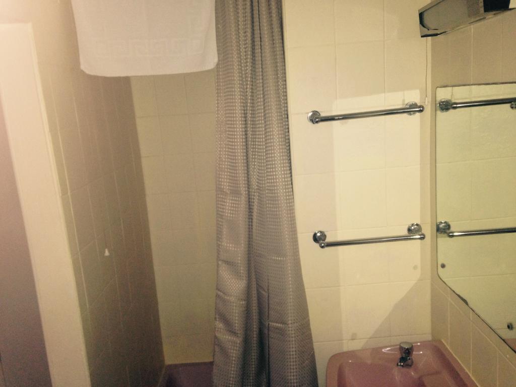 Peek-A-Booze - Budget Hotel - Adults Only Blackpool Rum bild